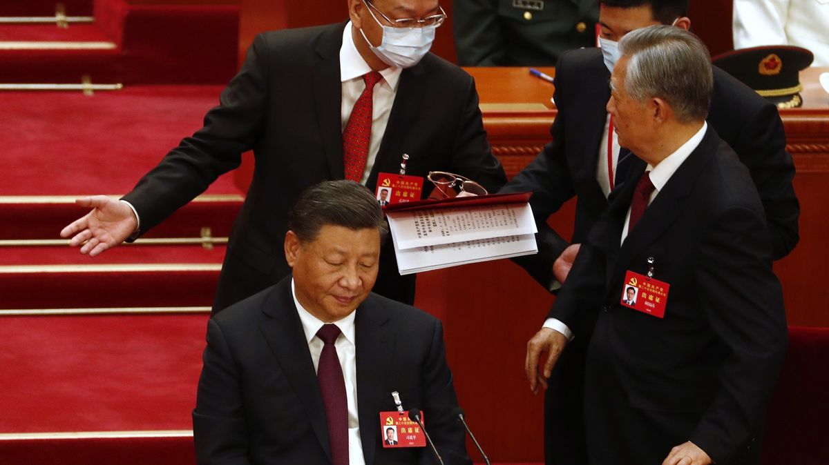 Sjezd čínských komunistů skončil neuvěřitelným momentem. Bývalého vůdce vyvedli